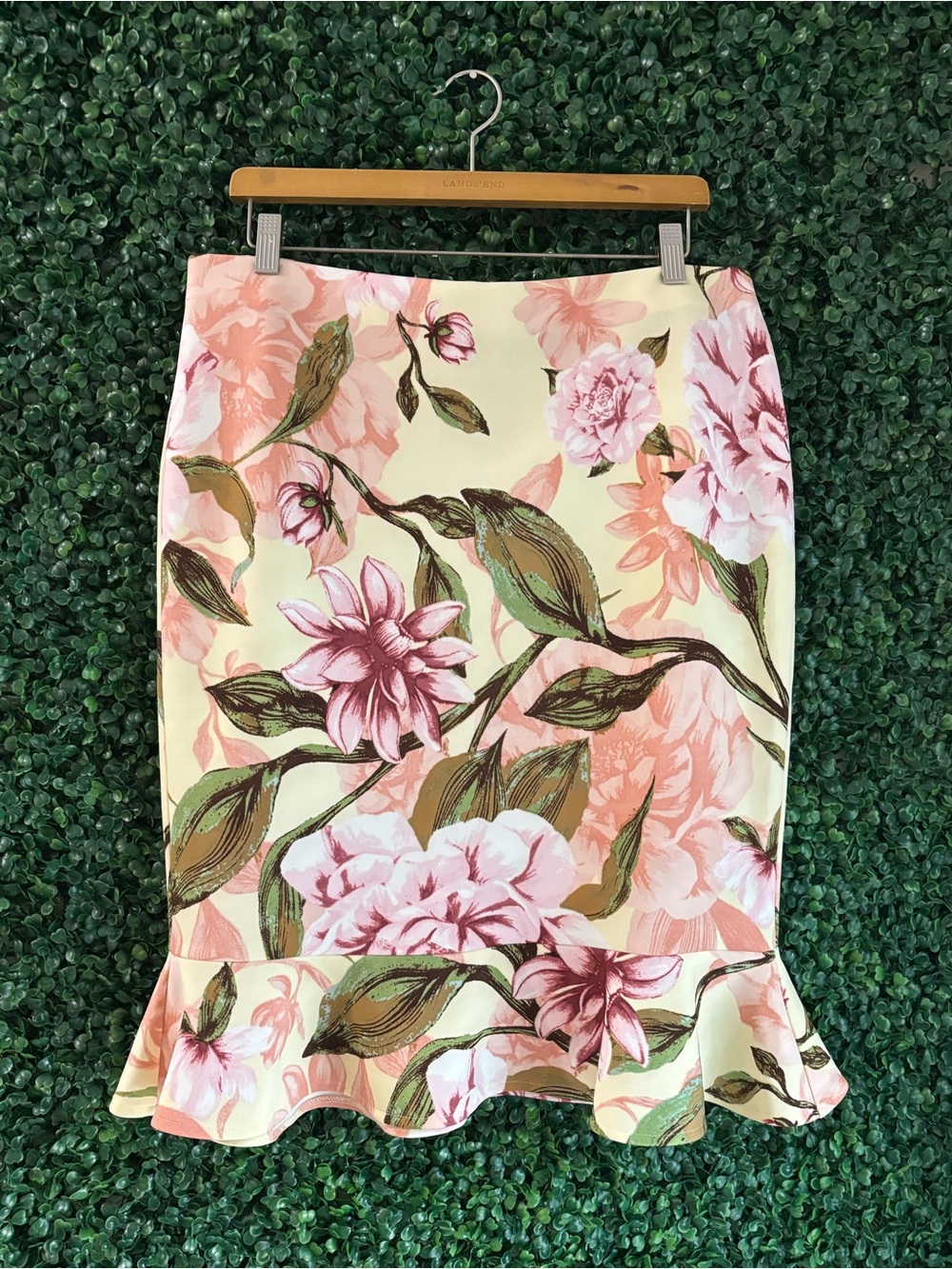 NYCC Sz L Floral Pencil Skirt with Ruffle Hem